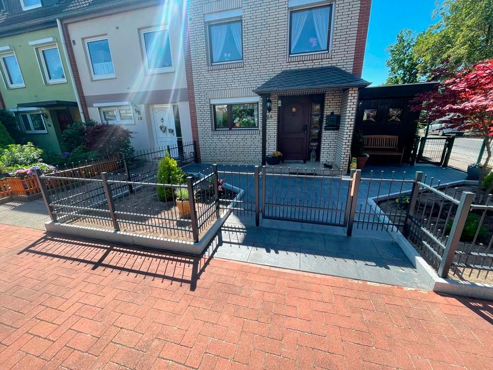 Fertige Terrasse mit Sichtschutzzaun